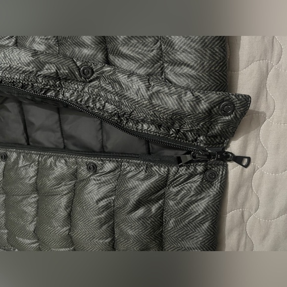 UniQlo Ultra Light DOWN FEATHER(50gram weight total) - Picture 4 of 16